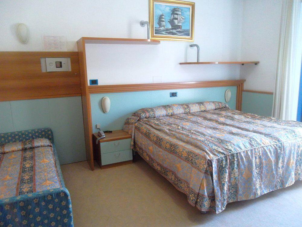 Hotel Marina Roseto Degli Abruzzi Exterior foto